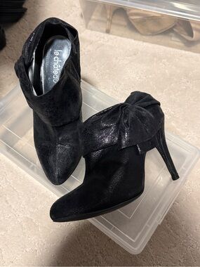 le chateau Black Knot-Accent Pointed Toe Heeled Ankle Boots